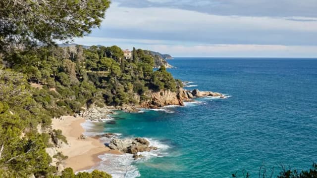 Cala Sa Boadella: La Caletta Nascosta a Soli 10 Minuti dal Nostro Attico a Fenals