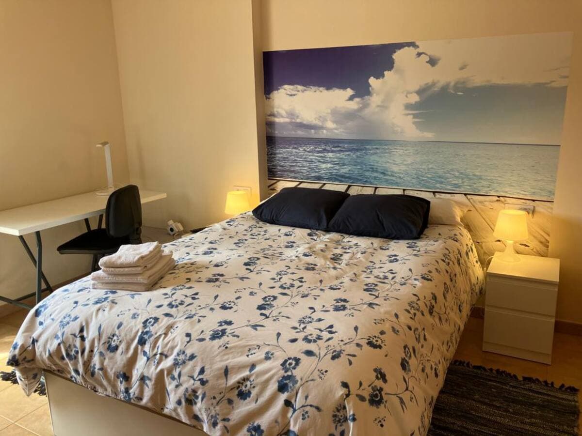 Geräumiges Elternschlafzimmer mit bequemem Doppelbett
