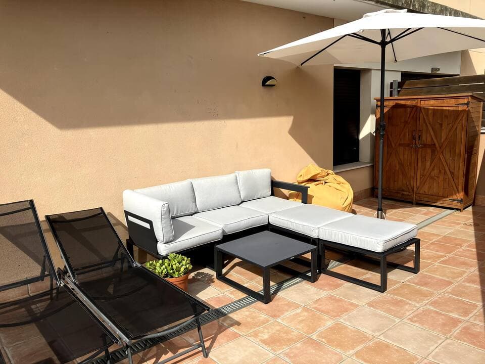 Gesamtansicht der privaten Terrasse mit Outdoor-Loungebereich